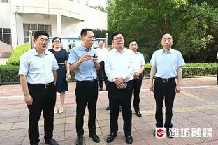 表情严肃！詹姆斯身着绿色长袖衬衣观战